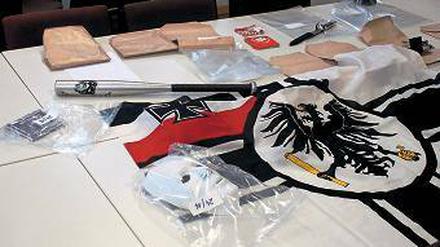 Schwarz-weiß-rot. Ein Teil der von der Polizei sichergestellten Gegenstände.