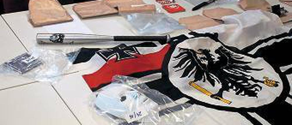 Schwarz-weiß-rot. Ein Teil der von der Polizei sichergestellten Gegenstände.