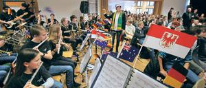 Feierlich. Mit musikalischer Unterstützung von einem australischen Schulorchester wurde die Mensa wiedereröffnet.