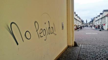 Schon vor einem Jahr tauchten in der Stadt Schriftzüge gegen Pegida auf.