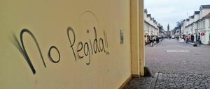 Schon vor einem Jahr tauchten in der Stadt Schriftzüge gegen Pegida auf.