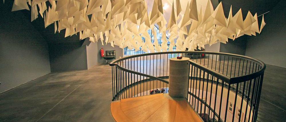 Die Krönung. Die luftige Installation von Alice Bahra im Kunstraum-Obergeschoss ist eine schöne Entdeckung.