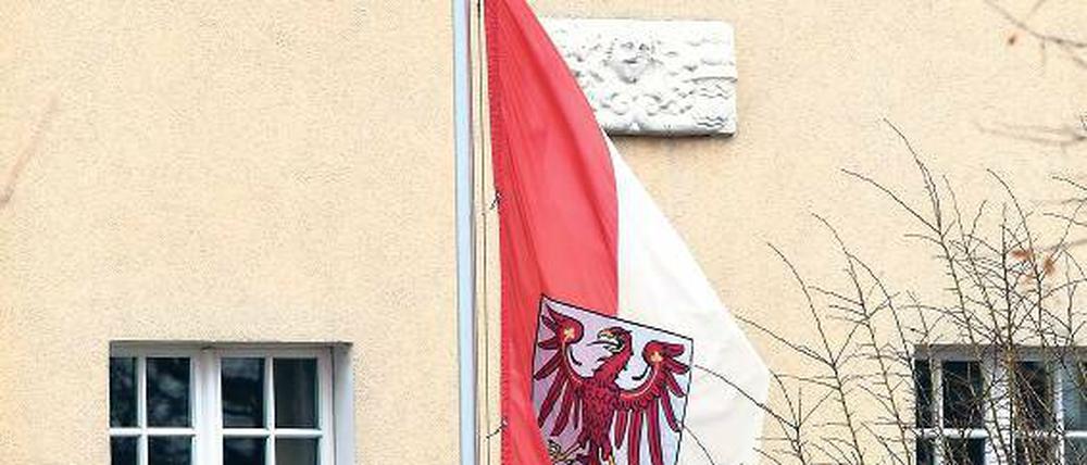 Auf Halbmast: Für das Rathaus der Stadt Falkensee wie für Behörden im ganzen Land ist nach dem Terroranschlag von Istanbul Trauerbeflaggung angeordnet worden.