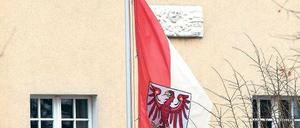 Auf Halbmast: Für das Rathaus der Stadt Falkensee wie für Behörden im ganzen Land ist nach dem Terroranschlag von Istanbul Trauerbeflaggung angeordnet worden.