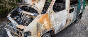 Bisher unbekannte Täter haben diesen Kleinbus von Flüchtlingshelfern in Neuhardenberg angezündet.