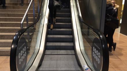 Die Rolltreppe im Potsdamer Hauptbahnhof funktioniert wieder.