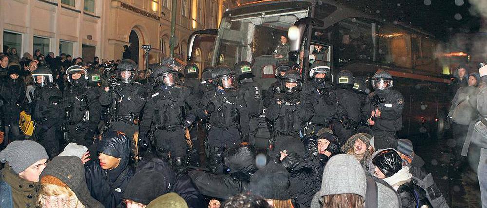 Blockiert. Als am Montagabend Islamfeinde in Potsdam demonstrieren wollten, stießen sie an der Wilhelmgalerie auf heftigen Widerstand.