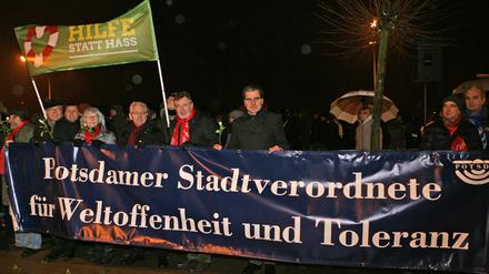 Potsdams Stadtverordnete, darunter auch Oberbürgermeister Jann Jakobs, protestierten am Montagabend am Lustgarten für Weltoffenheit und Toleranz.