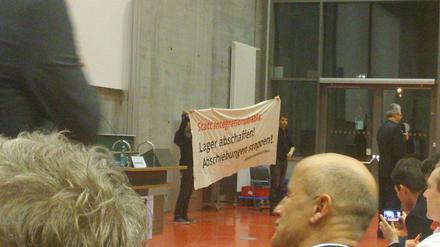 "Statt Integrationsblabla": Linke Aktivisten fordern, dass Abschiebungen abgeschafft werden sollen.
