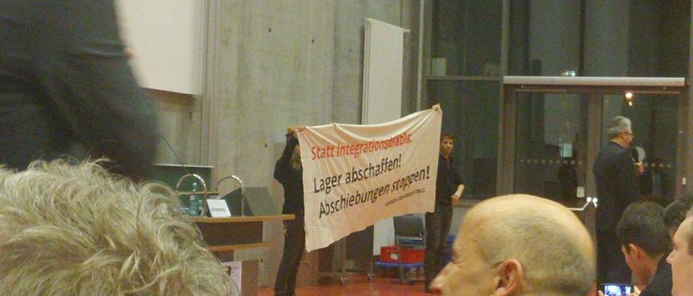 "Statt Integrationsblabla": Linke Aktivisten fordern, dass Abschiebungen abgeschafft werden sollen.
