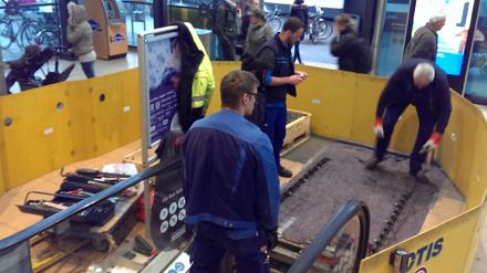 An der Rolltreppe im Potsdamer Hauptbahnhof wird am Mittwoch wieder gearbeitet.