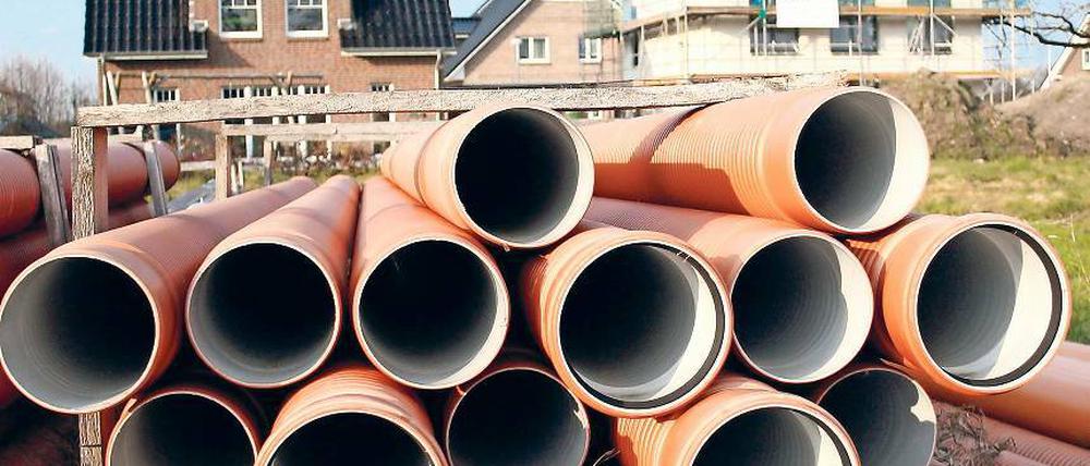 Angeschlossen, abkassiert. Von vielen Mittelmärkern wurden zu hohe Gebühren für den Anschluss ans Wassernetz kassiert.