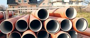 Angeschlossen, abkassiert. Von vielen Mittelmärkern wurden zu hohe Gebühren für den Anschluss ans Wassernetz kassiert.