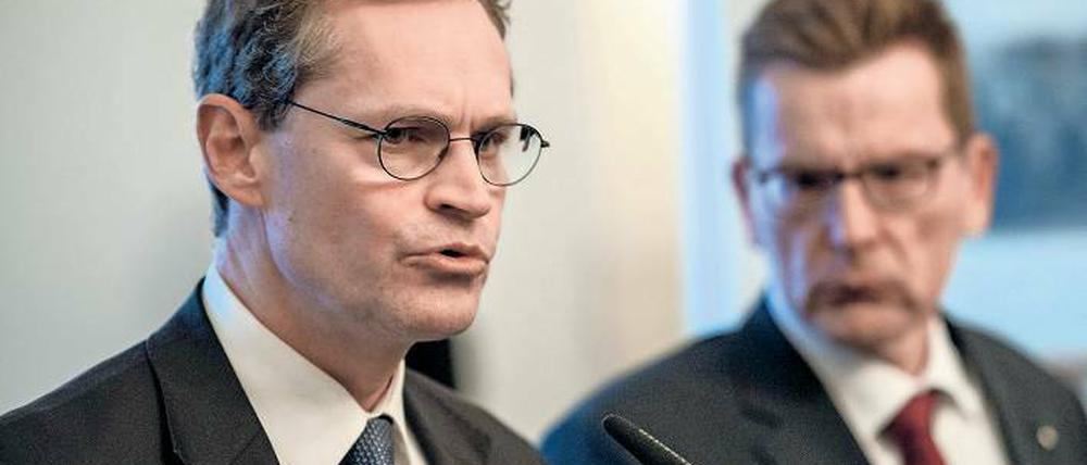 Tacheles geredet. Berlins Regierender Michael Müller (SPD, l.) nahm am Dienstag die Baufirmen am BER direkt in die Pflicht. Aber auch Flughafenchef Karsten Mühlenfeld bekam eine Wunschliste mit auf den Weg.