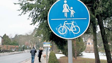Weg damit! Die Schilder, die Radler dazu zwingen, den Gehweg zu nutzen, werden in Kleinmachnow weniger. Der Landkreis will sie wie hier in der Ernst-Thälmann-Straße nun komplett abbauen. Der Ortsverband des ADFC in Kleinmachnow möchte auch den Radwegzwang am Zehlendorfer Damm abschaffen.