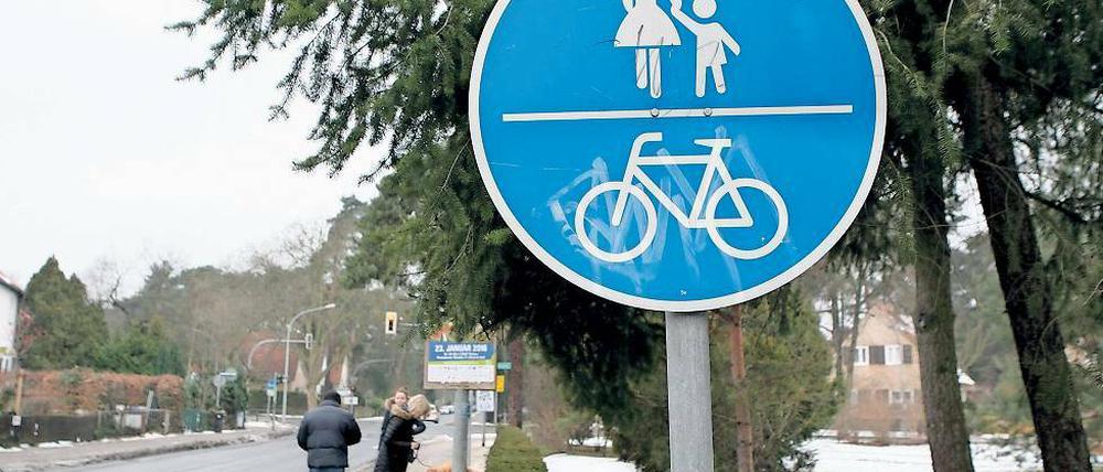 Weg damit! Die Schilder, die Radler dazu zwingen, den Gehweg zu nutzen, werden in Kleinmachnow weniger. Der Landkreis will sie wie hier in der Ernst-Thälmann-Straße nun komplett abbauen. Der Ortsverband des ADFC in Kleinmachnow möchte auch den Radwegzwang am Zehlendorfer Damm abschaffen.