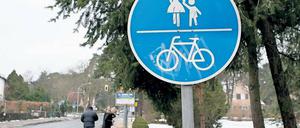 Weg damit! Die Schilder, die Radler dazu zwingen, den Gehweg zu nutzen, werden in Kleinmachnow weniger. Der Landkreis will sie wie hier in der Ernst-Thälmann-Straße nun komplett abbauen. Der Ortsverband des ADFC in Kleinmachnow möchte auch den Radwegzwang am Zehlendorfer Damm abschaffen.