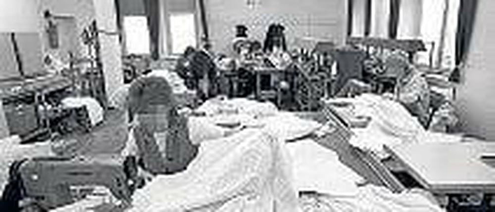 Zwangsarbeit. Frauen beim Nähen im DDR-Gefängnis Hoheneck.
