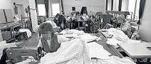 Zwangsarbeit. Frauen beim Nähen im DDR-Gefängnis Hoheneck.