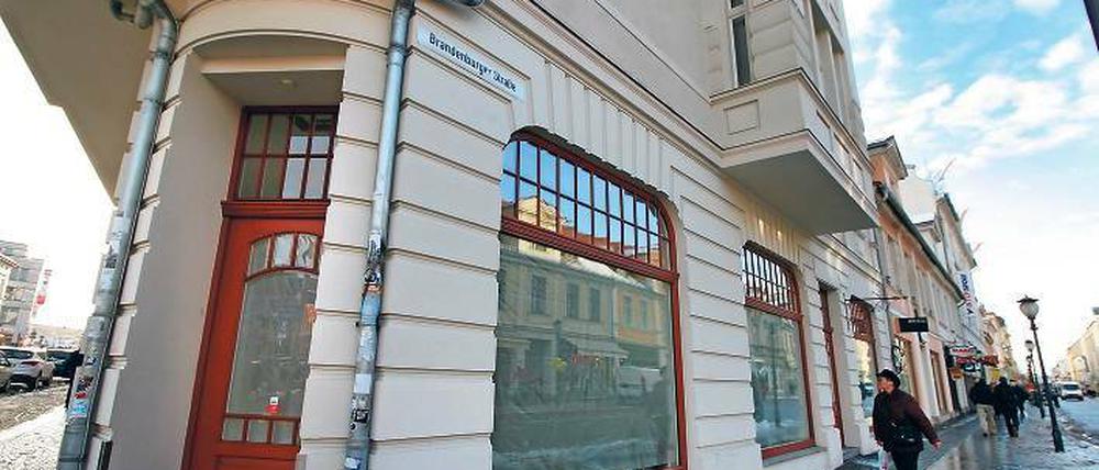 Verklebte Schaufenster. Bis vor Kurzem gab es in der Bäckerei an der Ecke zur Brandenburger Straße noch jede Menge Kuchen und Brötchen zu kaufen. Was hier künftig angeboten wird, ist noch nicht bekannt.