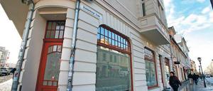 Verklebte Schaufenster. Bis vor Kurzem gab es in der Bäckerei an der Ecke zur Brandenburger Straße noch jede Menge Kuchen und Brötchen zu kaufen. Was hier künftig angeboten wird, ist noch nicht bekannt.