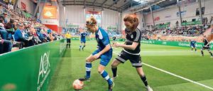 Ihre Aktionen machten sie zur besten Spielerin des Turniers. Svenja Huth vom 1. FFC Turbine Potsdam (l.) im Duell mit Glasgows Cheryl McCulloch im Halbfinale des 4. Internationalen Turbine-Hallencups. Die Turnierdramaturgie wollte es, dass sich beide Teams dreimal gegenüberstanden.