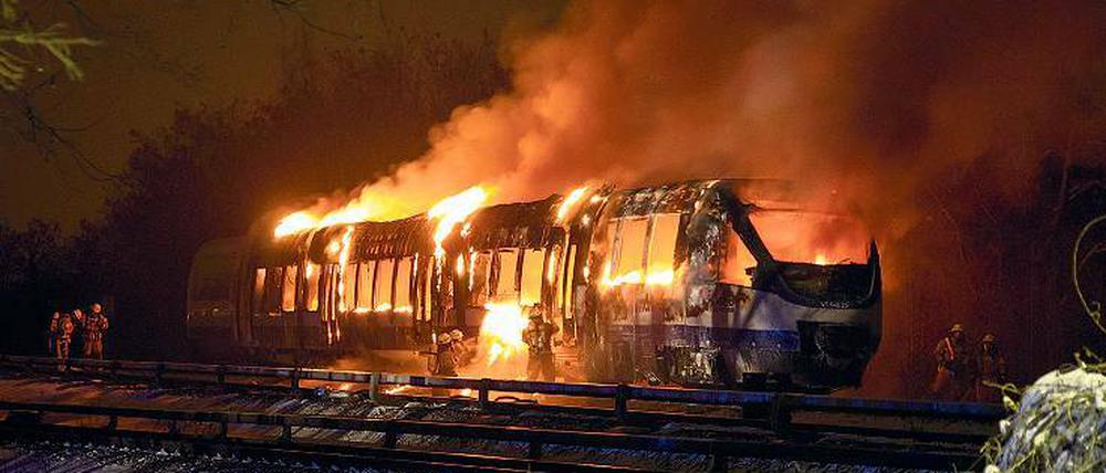 In Flammen. Der Triebwagen fing nahe dem Bahnhof Wuhletal Feuer.