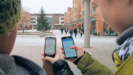 Endlich online. Seit wenigen Wochen lässt sich auf dem Kleinmachnower Rathausmarkt für eine Stunde kostenlos im Internet surfen. Die Gemeinde hofft, mit dem neuen Angebot die Attraktivität des Marktes weiter zu erhöhen. Vor allem Restaurant-Gäste und Marktbesucher werden profitieren.