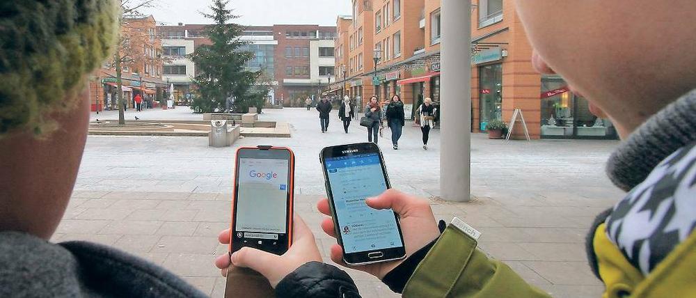 Endlich online. Seit wenigen Wochen lässt sich auf dem Kleinmachnower Rathausmarkt für eine Stunde kostenlos im Internet surfen. Die Gemeinde hofft, mit dem neuen Angebot die Attraktivität des Marktes weiter zu erhöhen. Vor allem Restaurant-Gäste und Marktbesucher werden profitieren.