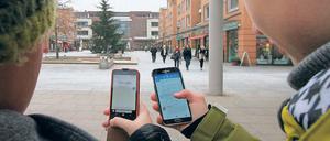 Endlich online. Seit wenigen Wochen lässt sich auf dem Kleinmachnower Rathausmarkt für eine Stunde kostenlos im Internet surfen. Die Gemeinde hofft, mit dem neuen Angebot die Attraktivität des Marktes weiter zu erhöhen. Vor allem Restaurant-Gäste und Marktbesucher werden profitieren.