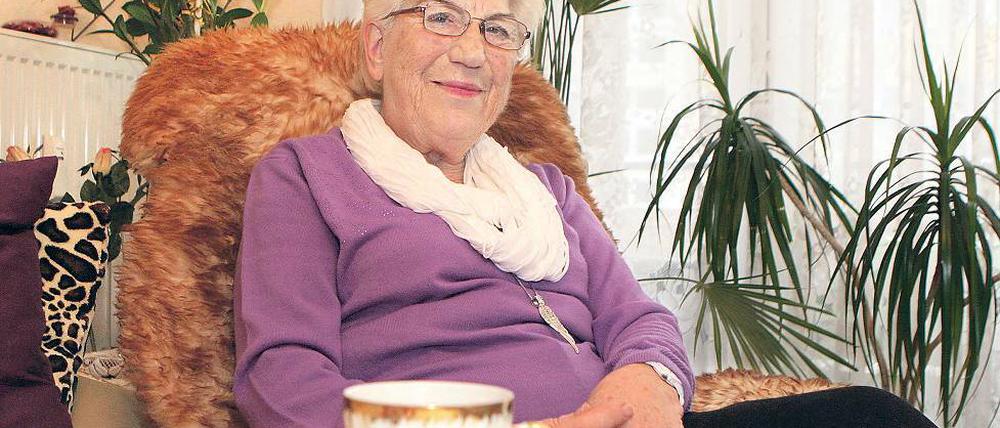 Entspannter Geburtstag. Brigitte Reinisch kümmert sich meist um andere, die Potsdamer kennen sie von ihrer Arbeit im Seniorenbeirat. Heute feiert sie mit Vertretern der Stadt.