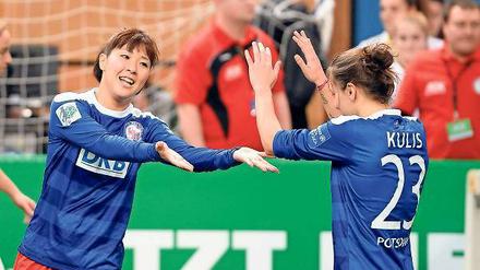 Mal wieder richtig jubeln. Das wollen die Turbine-Spielerinnen Asano Nagasato und Lidjia Kulis – so wie im vergangenen Jahr – beim Turbine-Hallencup.