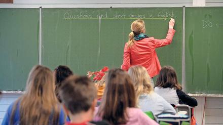 An Potsdamer Schulen hat der Lehrer oft viel Publikum. Fraglich ist, ob alle Schüler dabei dem Unterricht gut folgen können.
