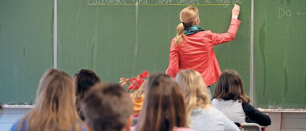 An Potsdamer Schulen hat der Lehrer oft viel Publikum. Fraglich ist, ob alle Schüler dabei dem Unterricht gut folgen können.