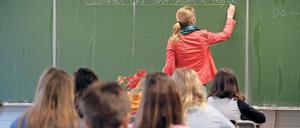An Potsdamer Schulen hat der Lehrer oft viel Publikum. Fraglich ist, ob alle Schüler dabei dem Unterricht gut folgen können.