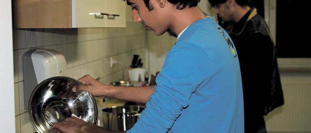 Mit Kochen zurück zur Normalität. Im ehemaligen Lehrlingswohnheim wird jeden Abend Eintopf gekocht, den bereiten die jungen Flüchtlinge vor. Danach essen alle gemeinsam.
