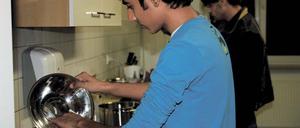 Mit Kochen zurück zur Normalität. Im ehemaligen Lehrlingswohnheim wird jeden Abend Eintopf gekocht, den bereiten die jungen Flüchtlinge vor. Danach essen alle gemeinsam.