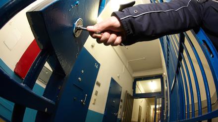 Bald tragen die Strafvollzugsbeamten in Brandenburg womöglich keine Schusswaffen mehr.