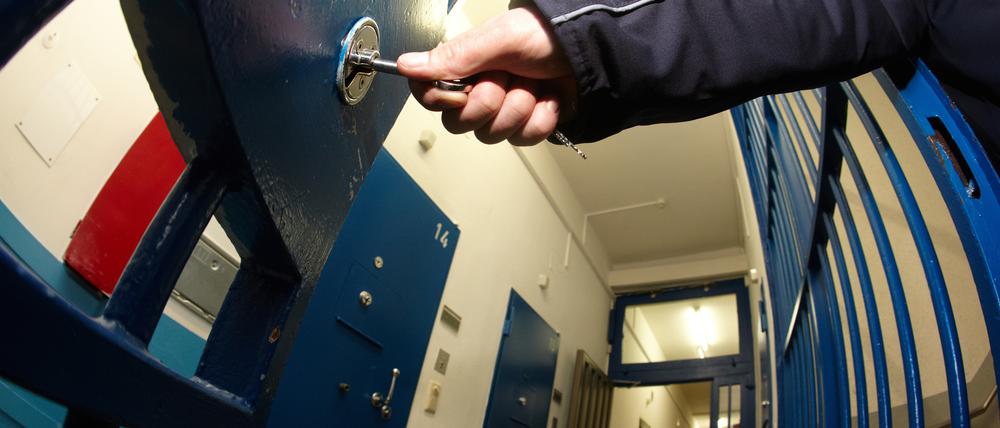 Bald tragen die Strafvollzugsbeamten in Brandenburg womöglich keine Schusswaffen mehr.