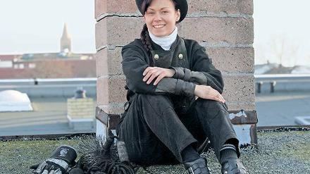 Selbstbewusst in einer Männerdomäne. „Es heißt, die Frauen in unserem Beruf arbeiten sauberer“, sagt Anne-Marie Burandt, Potsdams einzige Schornsteinfegerin.