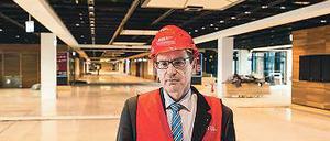 Viel zu tun. Flughafenchef Karsten Mühlenfeld will Ende 2016 fertig sein.
