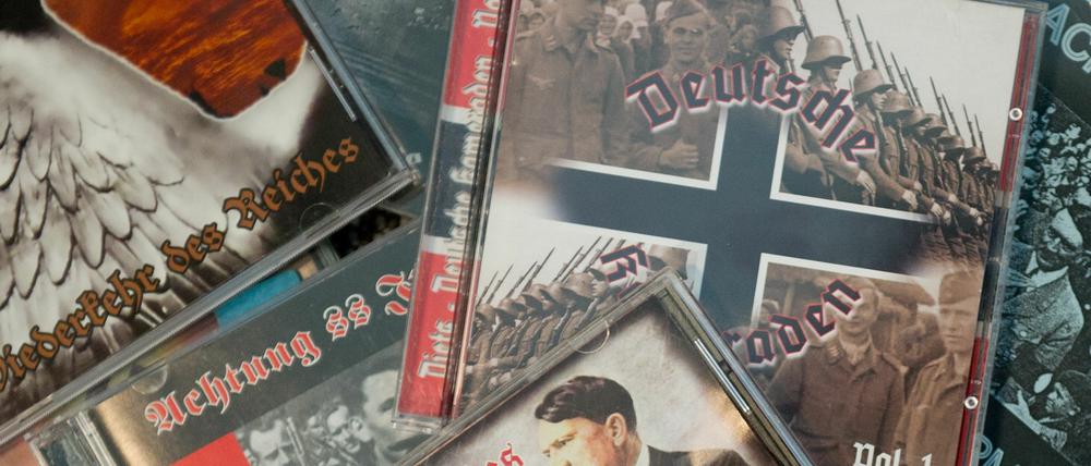 Über 60 Tonträger mit rechtsextremistischem Inhalt landen auf dem Index.