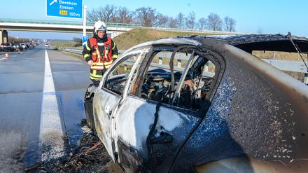 Mehrere Wagen sind auf der Autobahn 13 Dresden-Berlin nahe der Abfahrt Mittenwalde (Dahme-Spreewald) am 30.12.2015 ineinandergefahren.