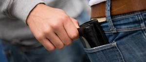 Die Bundespolizei registriert mehr Taschendiebstähle in Bahnhöfen und Zügen in Brandenburg und Berlin.