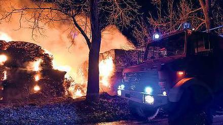 In Flammen. 5000 Strohballen sind nahe Bad Belzig abgebrannt.