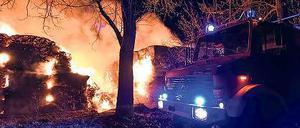 In Flammen. 5000 Strohballen sind nahe Bad Belzig abgebrannt.