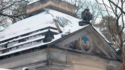 Abgedeckt. Die Mausoleums-Kuppel wurde notdürftig mit Folie gesichert.