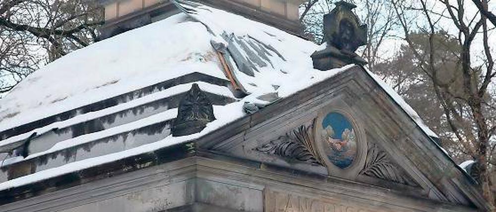 Abgedeckt. Die Mausoleums-Kuppel wurde notdürftig mit Folie gesichert.