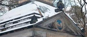 Abgedeckt. Die Mausoleums-Kuppel wurde notdürftig mit Folie gesichert.