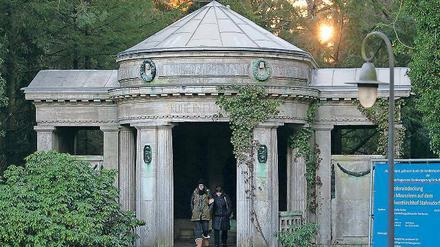 Fast wie früher. Vor drei Wochen wurde auf das Mausoleum des Schnellbootfabrikanten Fritz Caspary ein Zinkdach gesetzt.